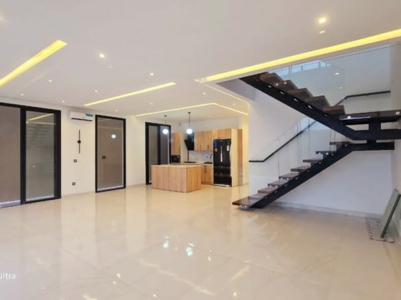 TRÈS BELLE VILLA TRIPLEX DE 8 PIÈCES HAUT STANDING AVEC PISCINE À COCODY RIVIERA ABATTA RÉSIDENTIEL