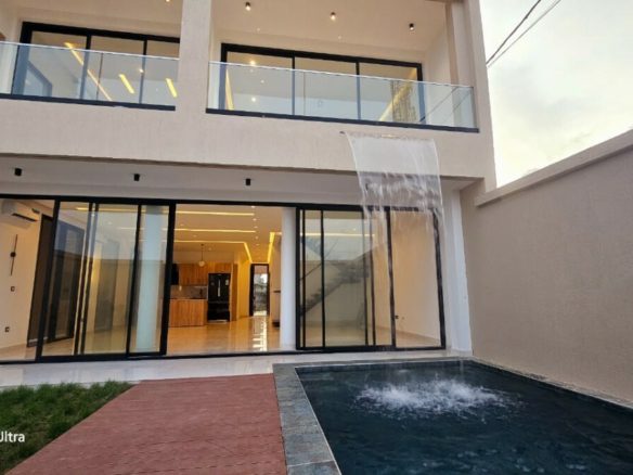 TRÈS BELLE VILLA TRIPLEX DE 8 PIÈCES HAUT STANDING AVEC PISCINE À COCODY RIVIERA ABATTA RÉSIDENTIEL