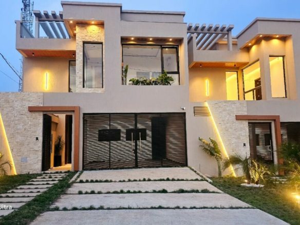 TRÈS BELLE VILLA TRIPLEX DE 8 PIÈCES HAUT STANDING AVEC PISCINE À COCODY RIVIERA ABATTA RÉSIDENTIEL