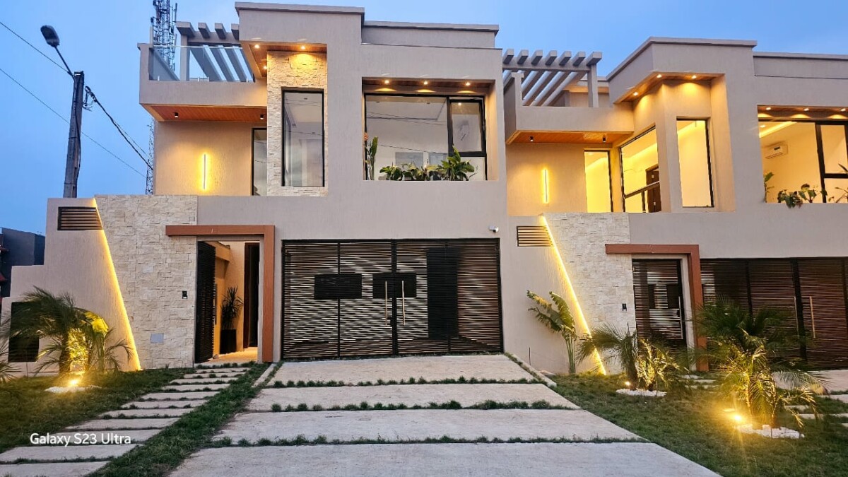 TRÈS BELLE VILLA TRIPLEX DE 8 PIÈCES HAUT STANDING AVEC PISCINE À COCODY RIVIERA ABATTA RÉSIDENTIEL