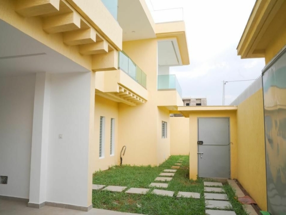 A VENDRE UNE GRANDE VILLA TRIPLEX DE 10 PIECES AVEC PISCINE SUR 600M2 A COCODY ANGRE