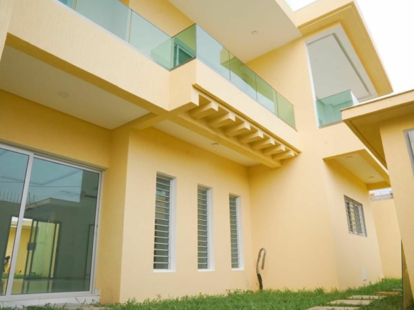 A VENDRE UNE GRANDE VILLA TRIPLEX DE 10 PIECES AVEC PISCINE SUR 600M2 A COCODY ANGRE