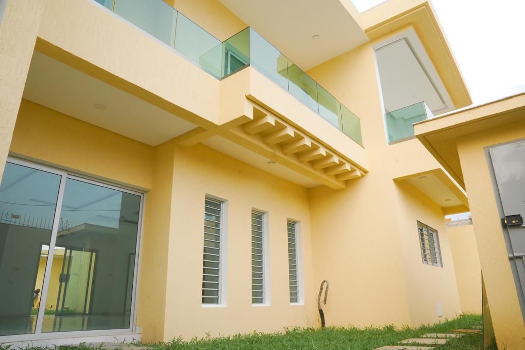 A VENDRE UNE GRANDE VILLA TRIPLEX DE 10 PIECES AVEC PISCINE SUR 600M2 A COCODY ANGRE