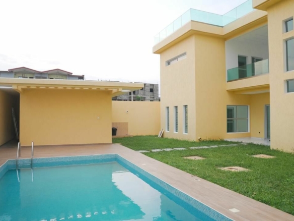 A VENDRE UNE GRANDE VILLA TRIPLEX DE 10 PIECES AVEC PISCINE SUR 600M2 A COCODY ANGRE