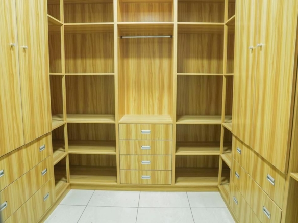 A VENDRE UNE GRANDE VILLA TRIPLEX DE 10 PIECES AVEC PISCINE SUR 600M2 A COCODY ANGRE