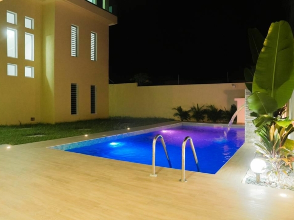 A VENDRE UNE GRANDE VILLA TRIPLEX DE 10 PIECES AVEC PISCINE SUR 600M2 A COCODY ANGRE