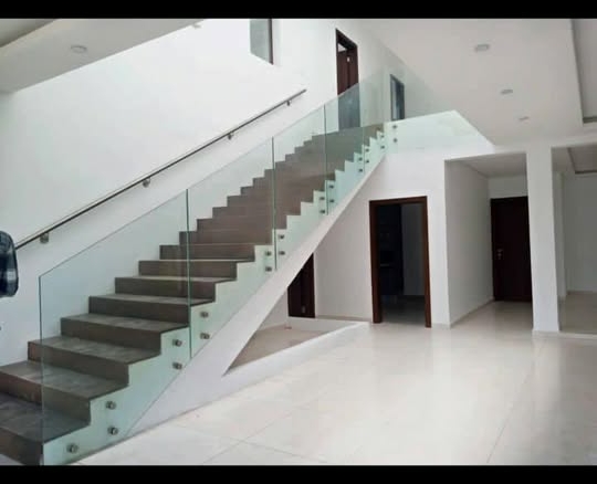 EN VENTE UNE SUPERBE VILLA DUPLEX DE 8 PIECES AVEC PISCINE SUR 650m2 A LA RIVIERA ATTOBAN