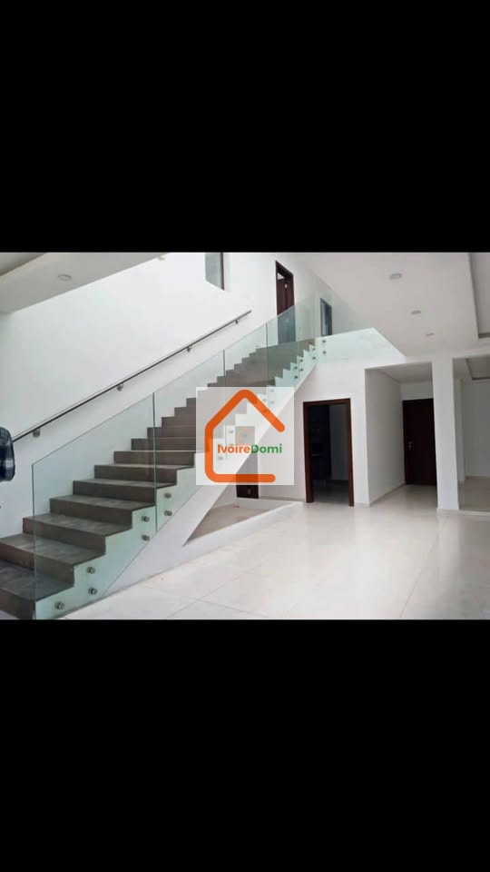 UNE SUPERBE VILLA DUPLEX DE 8 PIECES AVEC PISCINE SUR 650m2 A LA RIVIERA ATTOBAN