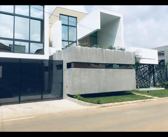 EN VENTE UNE SUPERBE VILLA DUPLEX DE 8 PIECES AVEC PISCINE SUR 650m2 A LA RIVIERA ATTOBAN