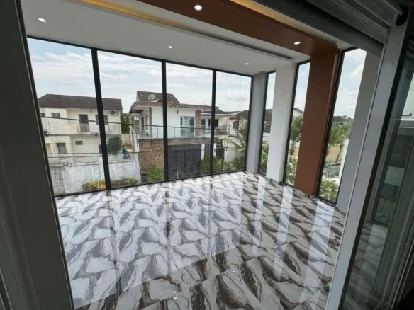 A VENDRE UNE BELLE VILLA DE 8 PIECES AVEC PISCINE A BASSAM CITE LES ROSIERS