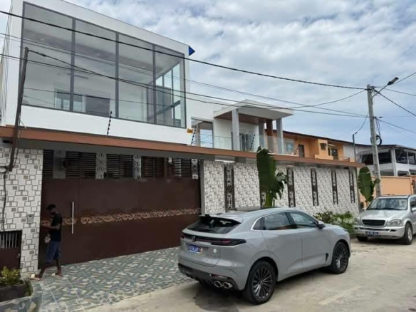 A VENDRE UNE BELLE VILLA DE 8 PIECES AVEC PISCINE A BASSAM CITE LES ROSIERS