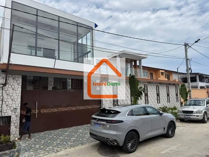 UNE BELLE VILLA DE 8 PIECES AVEC PISCINE A BASSAM CITE LES ROSIERS