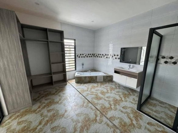 A VENDRE UNE BELLE VILLA DE 8 PIECES AVEC PISCINE A BASSAM CITE LES ROSIERS