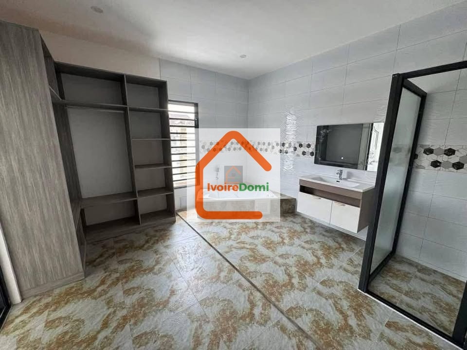 UNE BELLE VILLA DE 8 PIECES AVEC PISCINE A BASSAM CITE LES ROSIERS