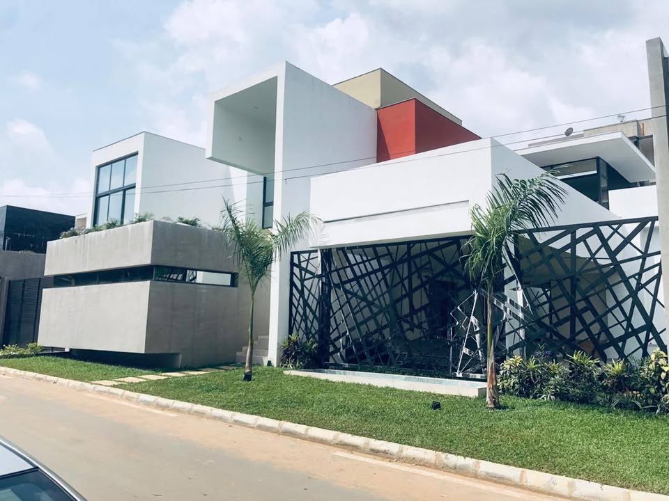 EN VENTE UNE SUPERBE VILLA DUPLEX DE 8 PIECES AVEC PISCINE SUR 650m2 A LA RIVIERA ATTOBAN