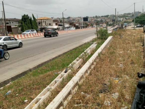 A VENDRE UN TERRAIN COMMERCILA 550M2 A LA RIVIERA FAYA SUR LE VGE MITTERAND A JULES VERNES