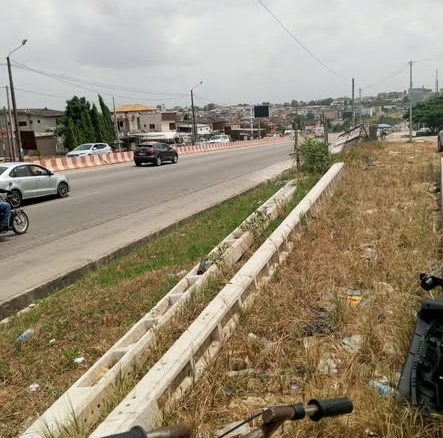 A VENDRE UN TERRAIN COMMERCILA 550M2 A LA RIVIERA FAYA SUR LE VGE MITTERAND A JULES VERNES