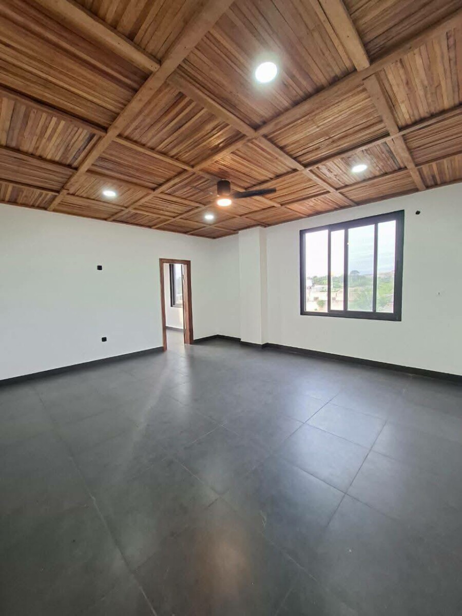 A VENDRE UNE GRANDE VILA 6 PIECES SUR 1200M2 A BINGERVILLE ANAN