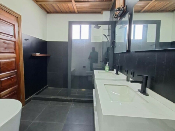 A VENDRE UNE GRANDE VILA 6 PIECES SUR 1200M2 A BINGERVILLE ANAN