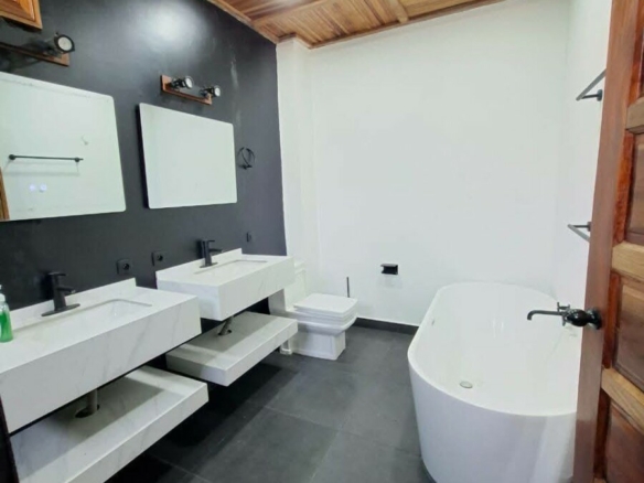 A VENDRE UNE GRANDE VILA 6 PIECES SUR 1200M2 A BINGERVILLE ANAN