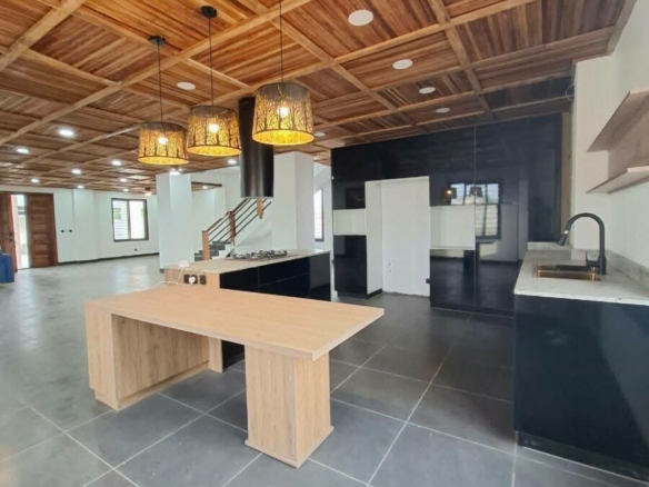 A VENDRE UNE GRANDE VILA 6 PIECES SUR 1200M2 A BINGERVILLE ANAN