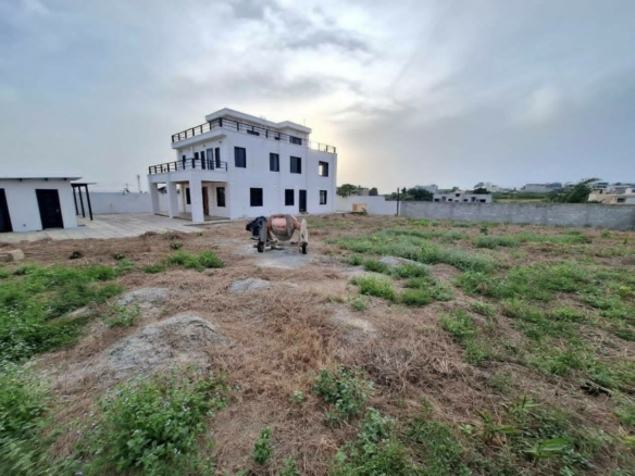 A VENDRE UNE GRANDE VILA 6 PIECES SUR 1200M2 A BINGERVILLE ANAN