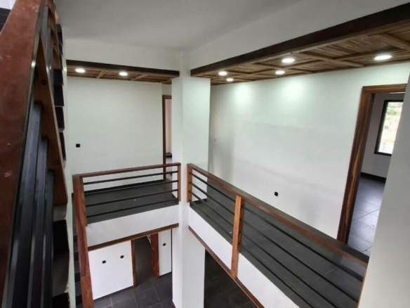 A VENDRE UNE GRANDE VILA 6 PIECES SUR 1200M2 A BINGERVILLE ANAN