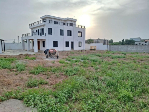 A VENDRE UNE GRANDE VILA 6 PIECES SUR 1200M2 A BINGERVILLE ANAN