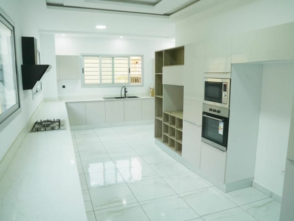 A VENDRE UNE GRANDE VILLA TRIPLEX DE 10 PIECES AVEC PISCINE SUR 600M2 A COCODY ANGRE