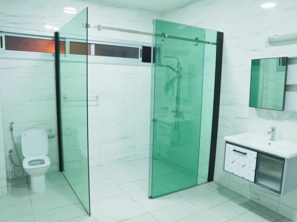 A VENDRE UNE GRANDE VILLA TRIPLEX DE 10 PIECES AVEC PISCINE SUR 600M2 A COCODY ANGRE