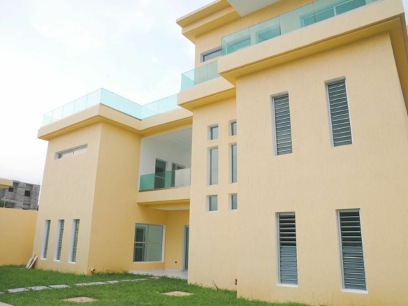 A VENDRE UNE GRANDE VILLA TRIPLEX DE 10 PIECES AVEC PISCINE SUR 600M2 A COCODY ANGRE