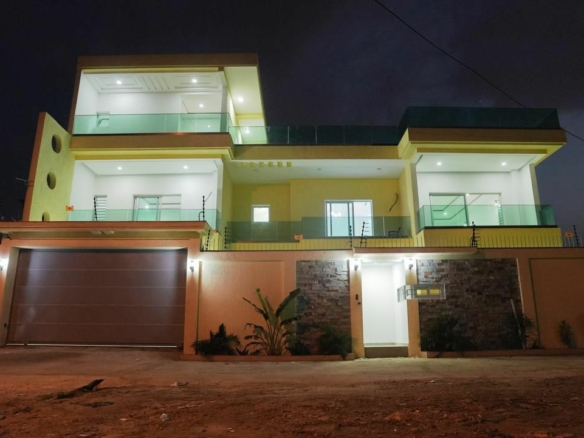 A VENDRE UNE GRANDE VILLA TRIPLEX DE 10 PIECES AVEC PISCINE SUR 600M2 A COCODY ANGRE