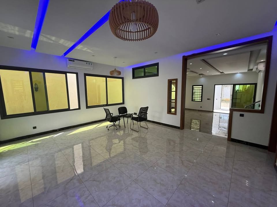 EN VENTE|| TRIPLEX DE STANDING|| 9 PIÈCES AVEC PISCINE|| VUE LAGUNAIRE|| A RIVIERA ABATTA RÉSIDENTIE