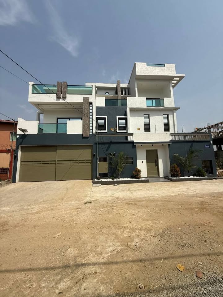 EN VENTE|| TRIPLEX DE STANDING|| 9 PIÈCES AVEC PISCINE|| VUE LAGUNAIRE|| A RIVIERA ABATTA RÉSIDENTIE