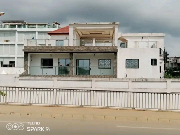 Maison triplex en vente à Cocody Angré Djorobité