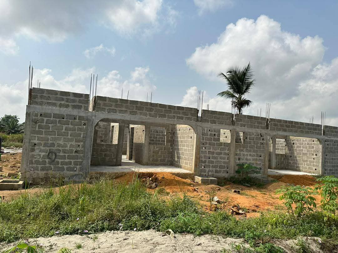 Bloc de 4 villas basses de 3 pièces en gros œuvre sur 600 m² à Adiaké