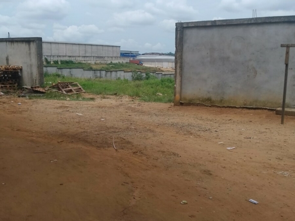 Terrain cloture 6000 m2 à Yopougon- zone industrielle