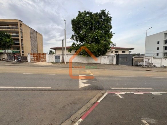 🏗️ À VENDRE — TERRAIN BÂTI 2 253 m² COCODY DANGA (RUE LEPIC) Situé dans une zone résidentielle