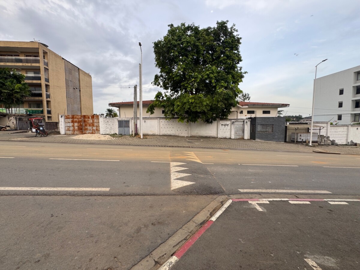 🏗️ À VENDRE — TERRAIN BÂTI 2 253 m² | COCODY DANGA (RUE LEPIC) Situé dans une zone résidentielle