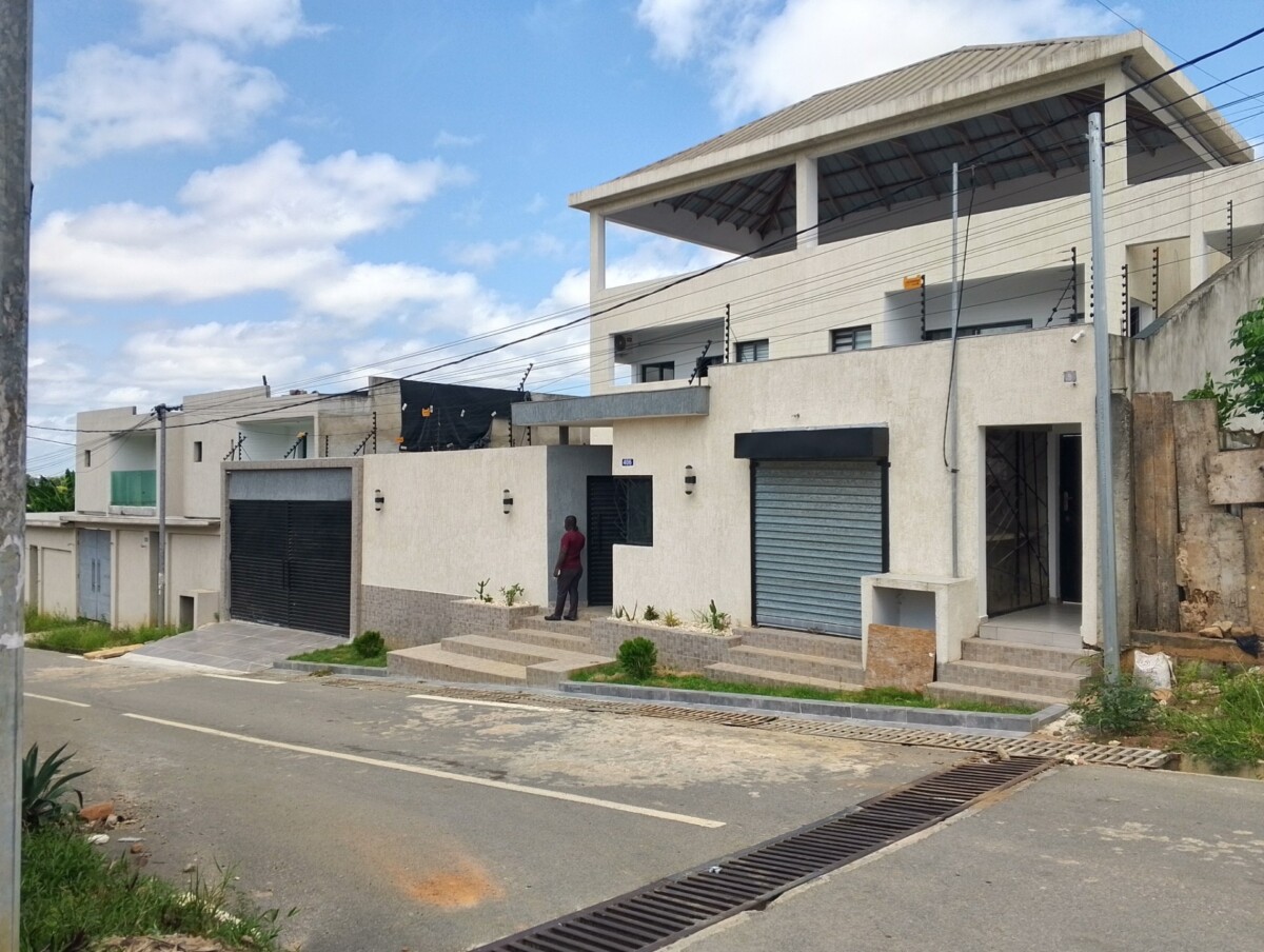 En vente une nouvelle villa F7 avec 2 apparts F2 a la riviera abatta résidentielle