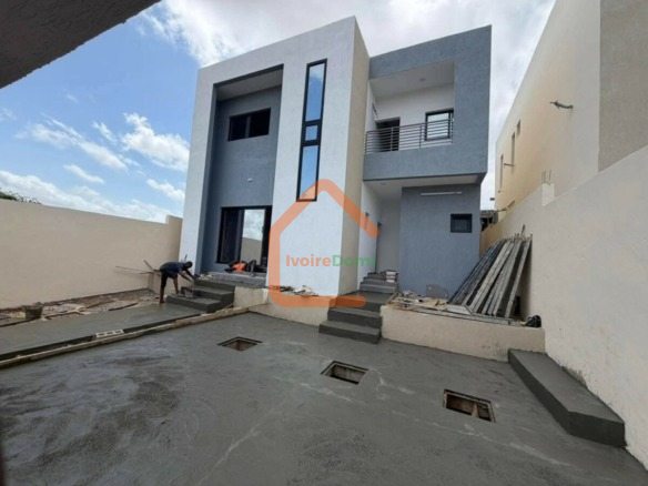 Vente d’une villa duplex de 5 pièces à Bingerville, derrière l’hôpital Mère-Enfant