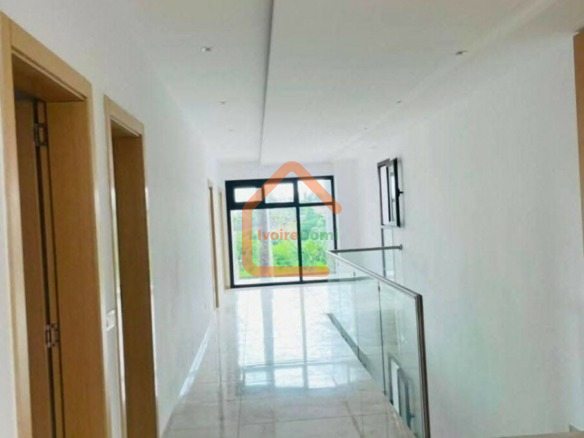 Location d’une villa duplex de 5 pièces au 2 plateaux vallons dans une cité zone restaurant BMW