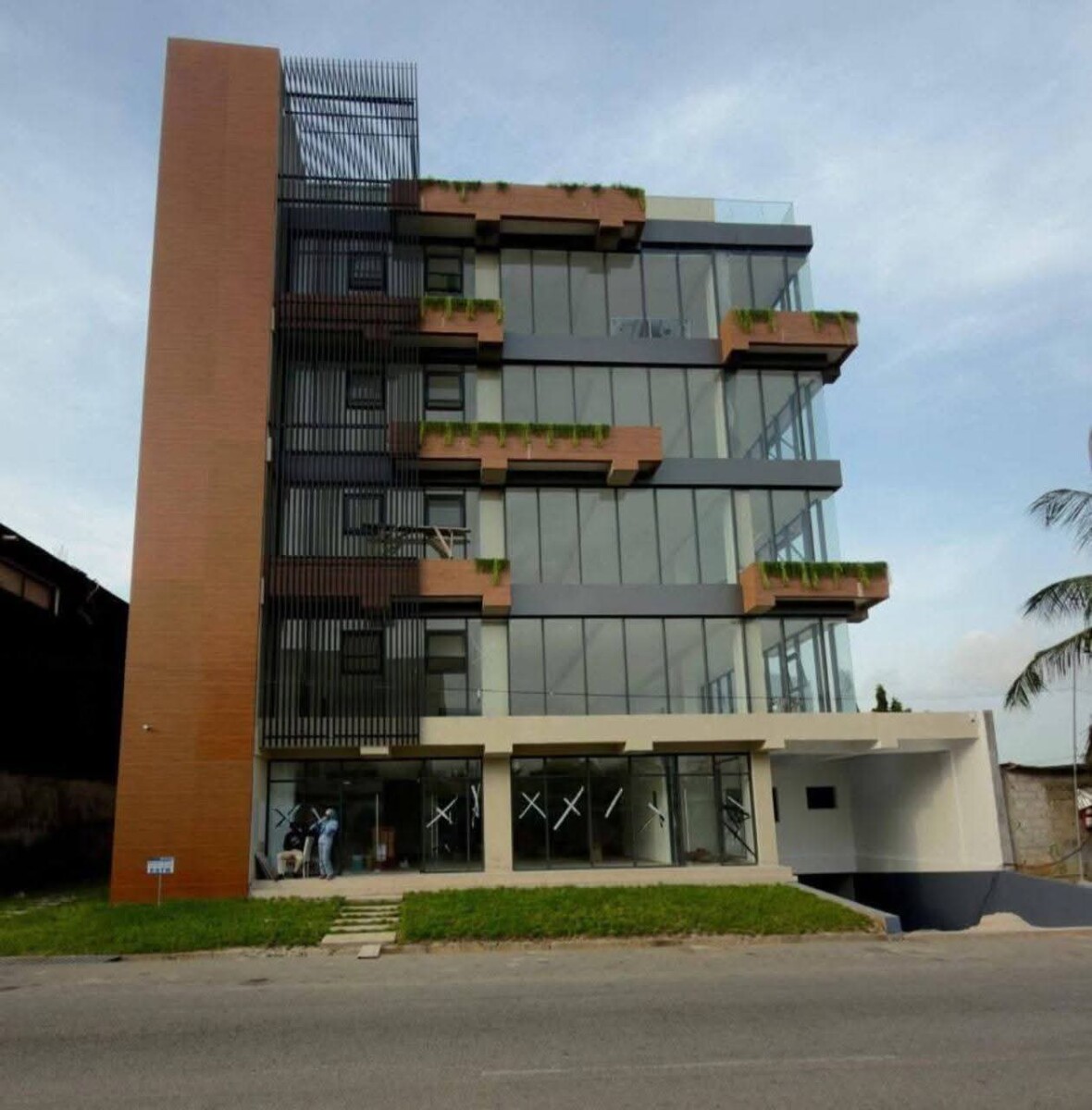 D’un appartement de 3 pièces et d’un Open Space à Cocody Riviera M’Badon