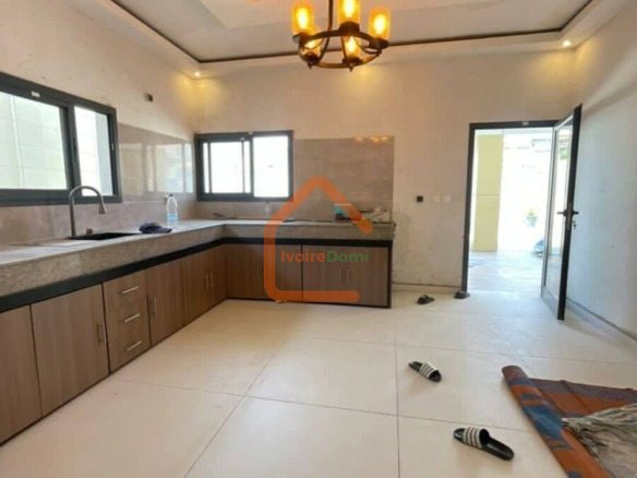 Vente d’une villa triplex de 8 pieces à Cocody Angré 8eme TRANCHE BESSIKOI