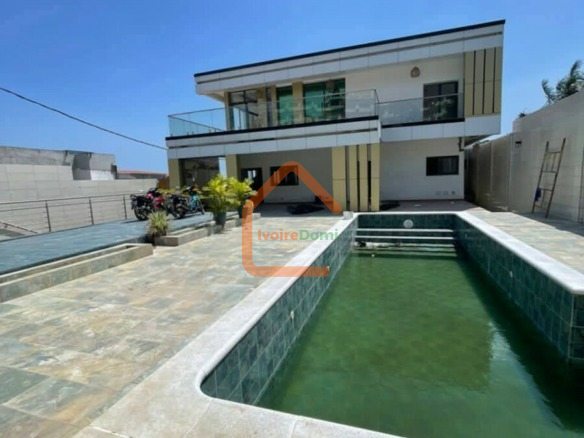 Vente d’une villa triplex de 8 pieces à Cocody Angré 8eme TRANCHE BESSIKOI