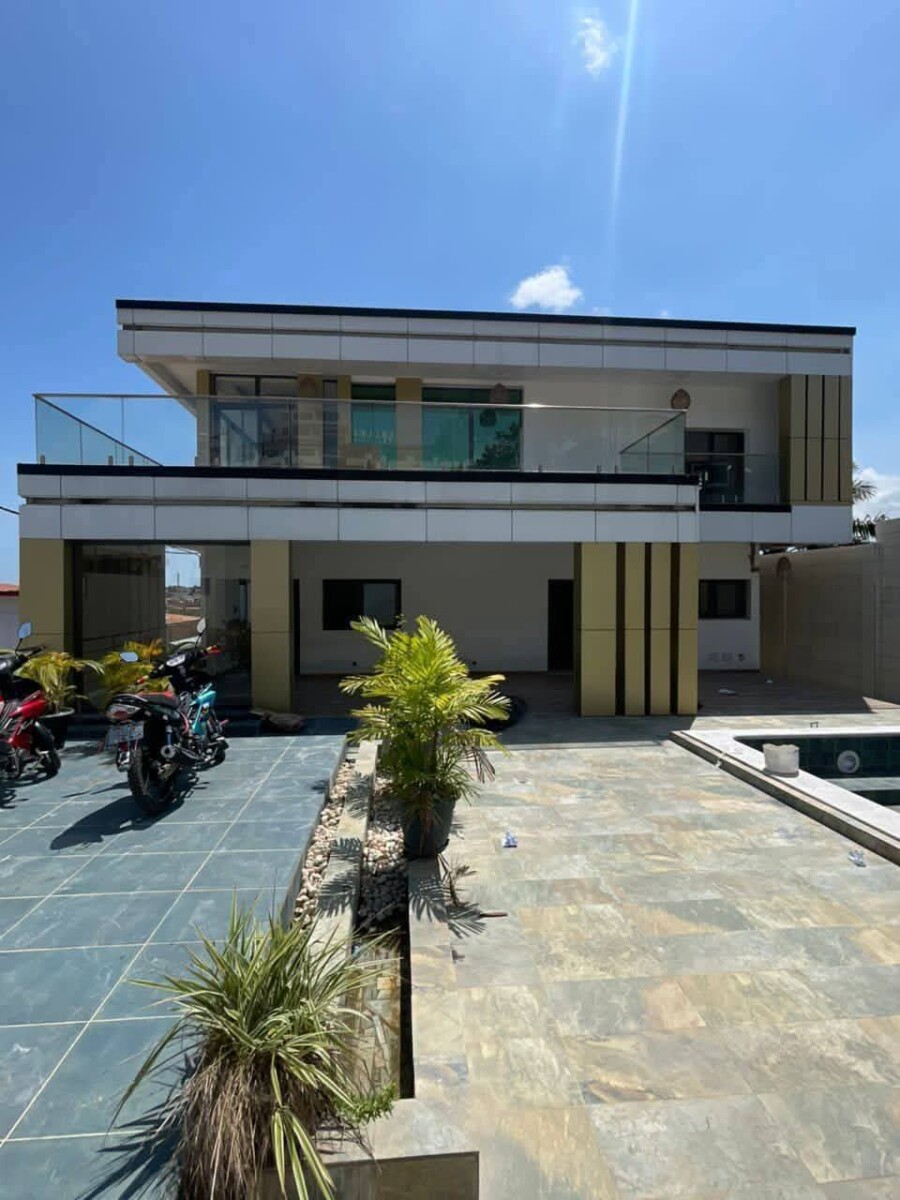 Vente d’une villa triplex de 8 pieces à Cocody Angré 8eme TRANCHE BESSIKOI