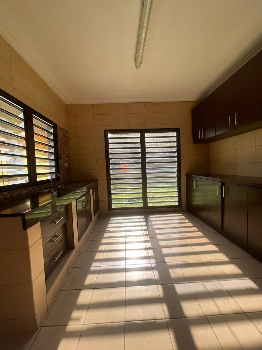 D’une villa duplex de 5 pièces à Cocody Riviera Synacacci 2