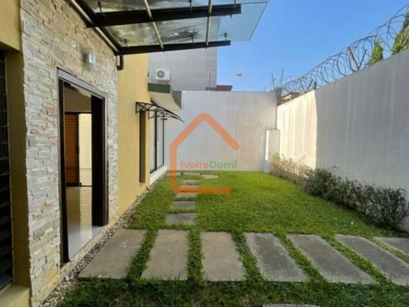 Location d’une villa duplex de 5 pièces à Cocody Riviera Synacacci 2