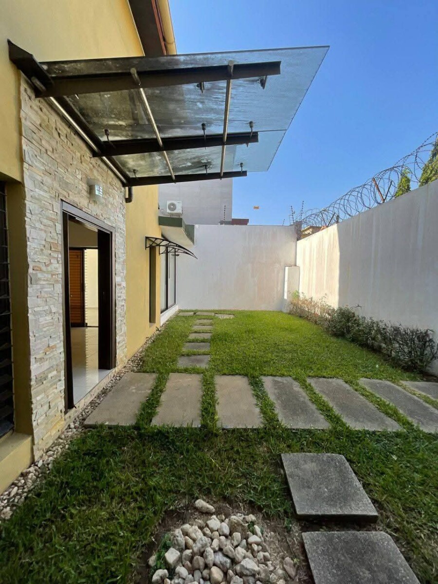 D’une villa duplex de 5 pièces à Cocody Riviera Synacacci 2