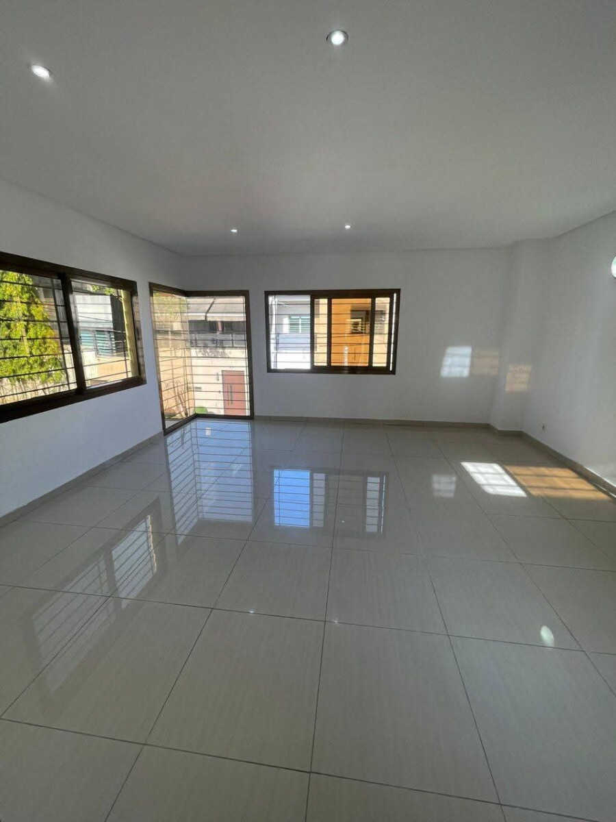 D’une villa duplex de 5 pièces à Cocody Riviera Synacacci 2